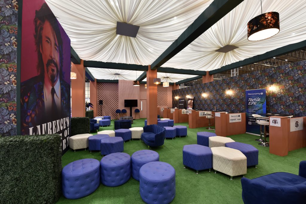 Lounge & Cafe Features